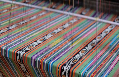 Kegiatan menenun dikenal dengan istilah